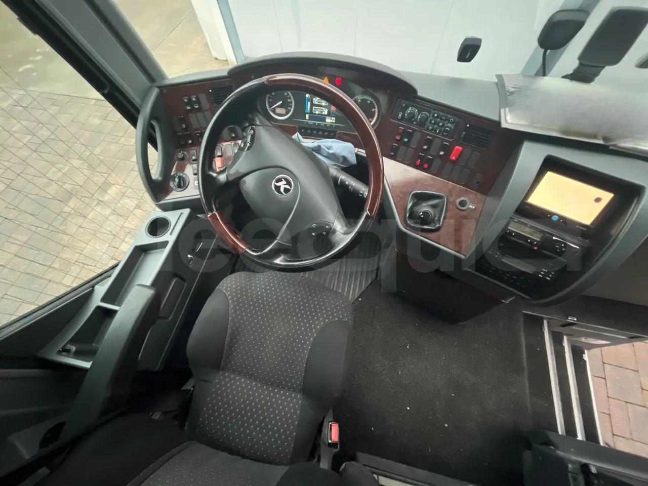 Setra S411 HD - EUR5 - 260kW - 10.100m - buttons panels on