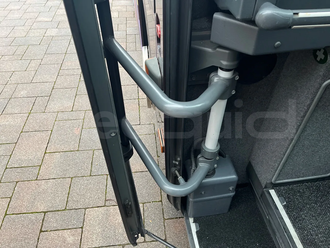 Setra S411 HD - EUR5 - 260kW - 10.100m - door mechanism photo