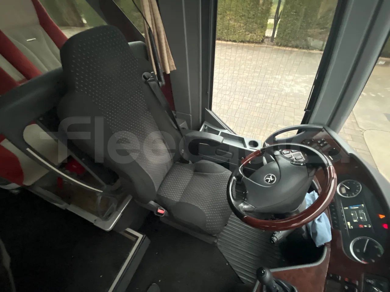 Setra S411 HD - EUR5 - 260kW - 10.100m - driver's seat photo