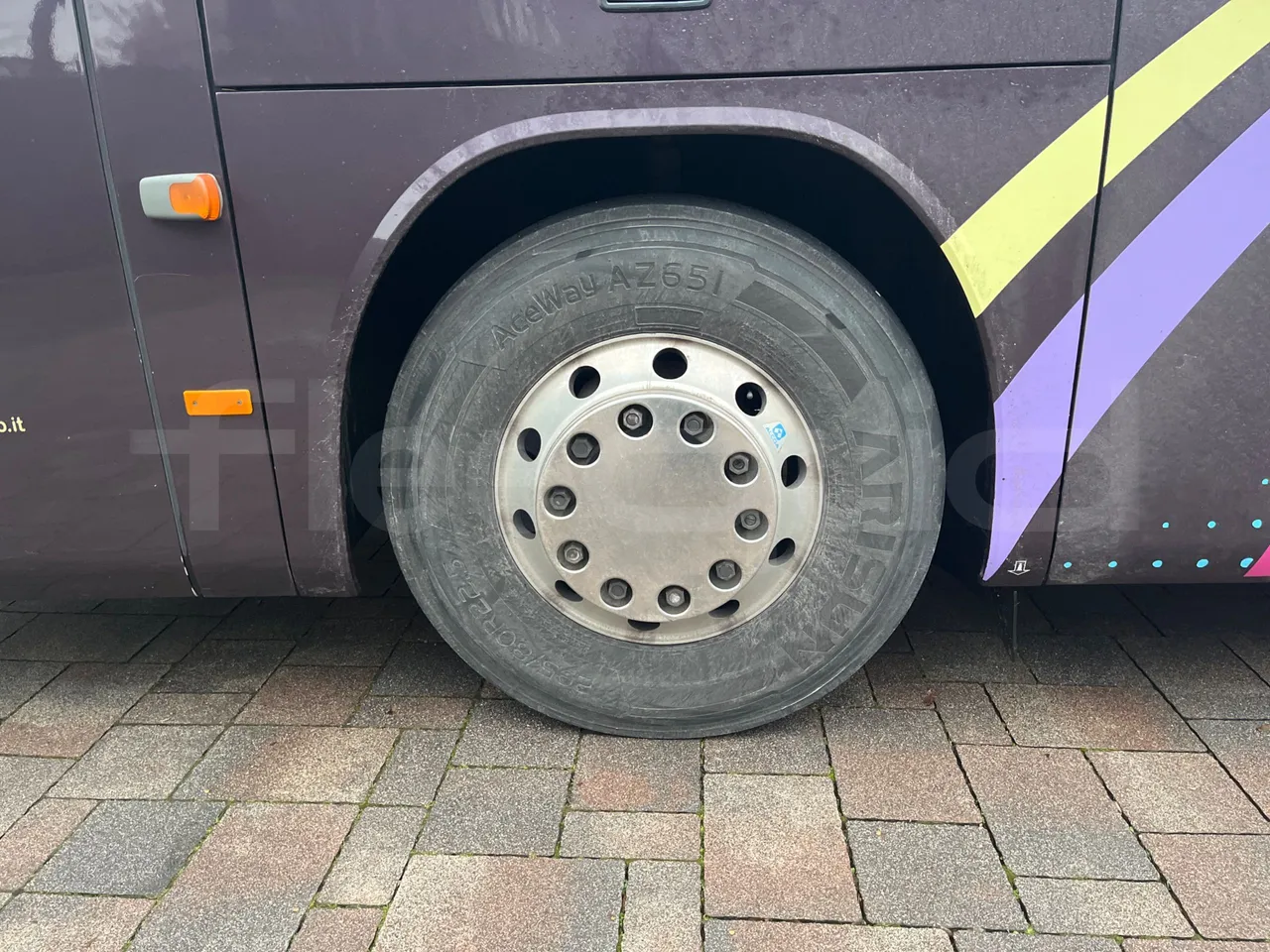 Setra S411 HD - EUR5 - 260kW - 10.100m - tread condition front tires left