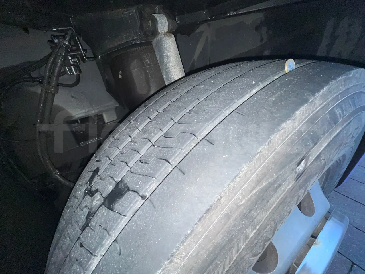 Setra S411 HD - EUR5 - 260kW - 10.100m - tread condition front tires right