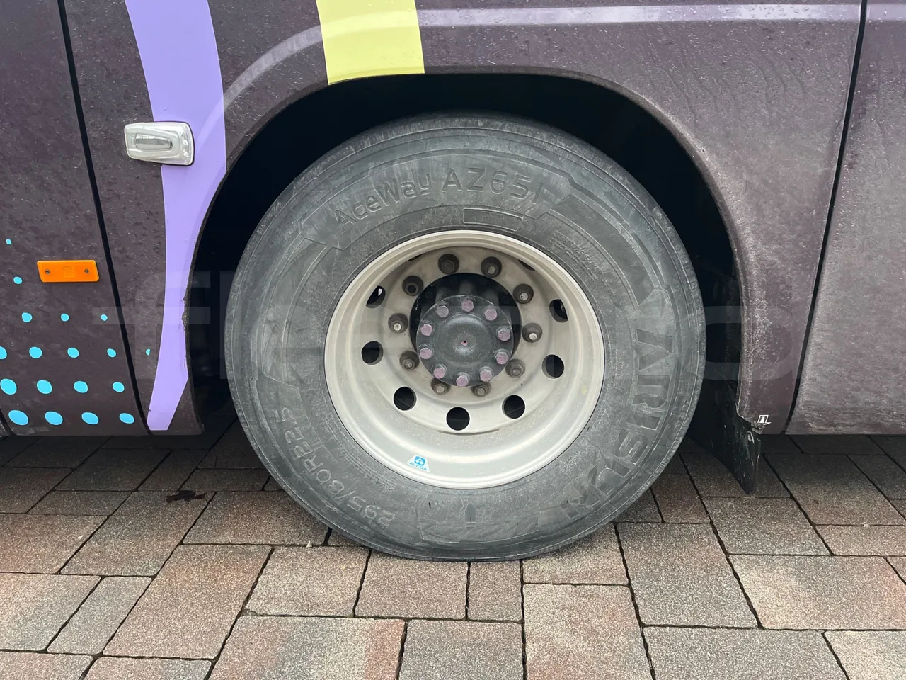 Setra S411 HD - EUR5 - 260kW - 10.100m - tread condition second axle tires right