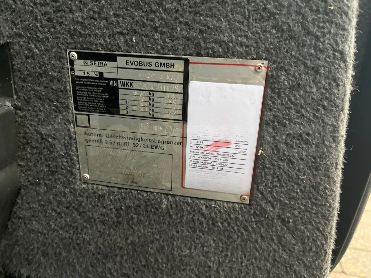 Setra S411 HD - EUR5 - 260kW - 10.100m - seat plate photo