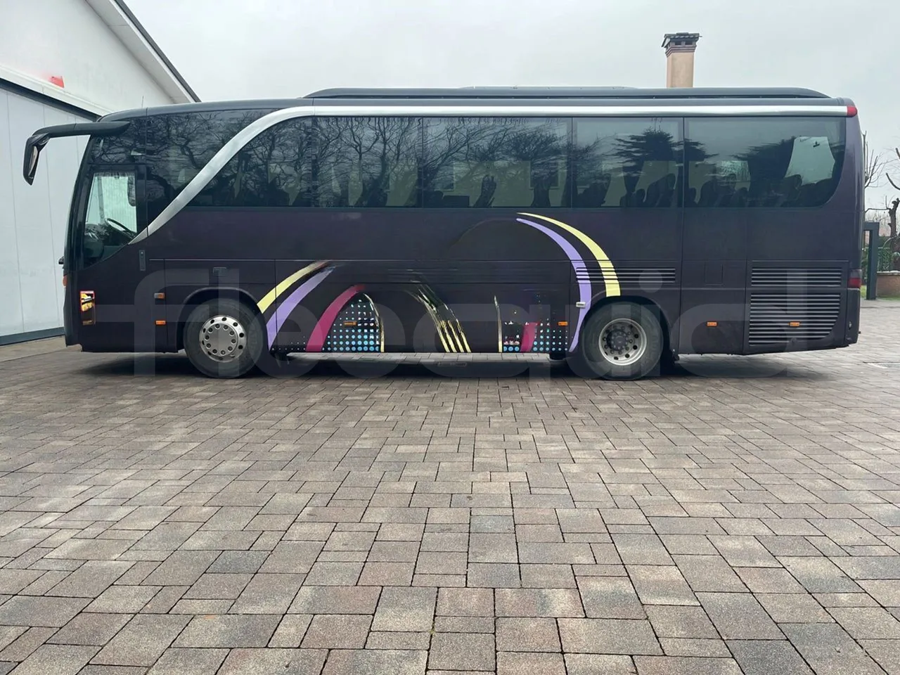 Setra S411 HD - EUR5 - 260kW - 10.100m - left side photo