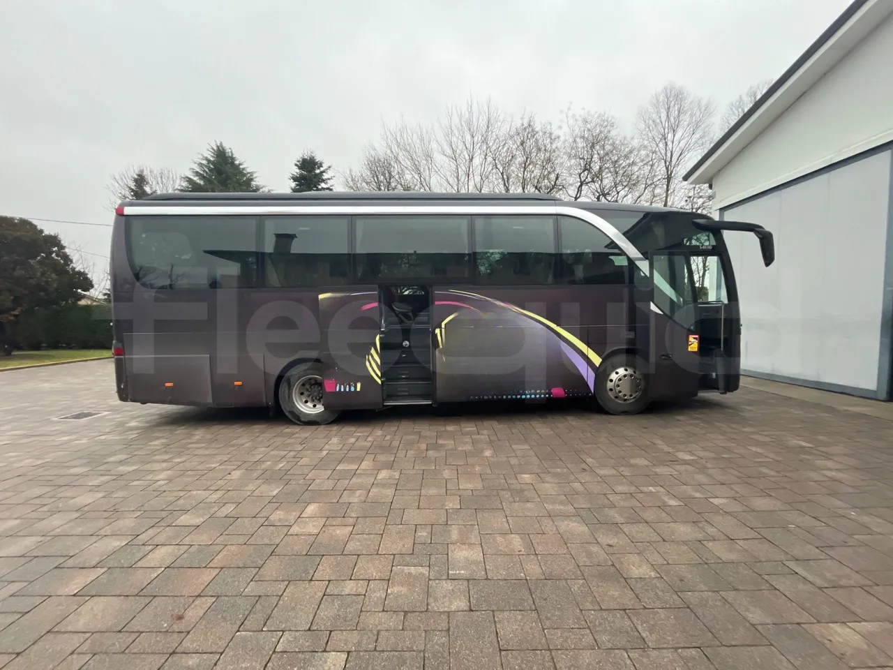 Setra S411 HD - EUR5 - 260kW - 10.100m - right side doors open