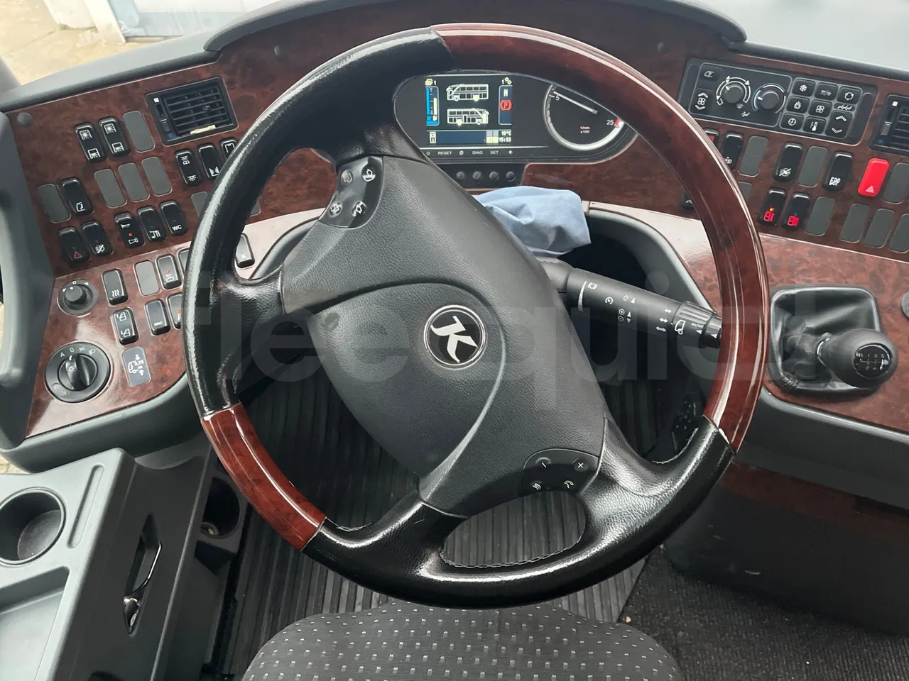 Setra S411 HD - EUR5 - 260kW - 10.100m - steering wheel photo