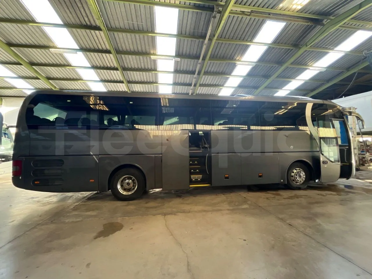 Man Lion's Coach B.2007.46.006 - Euro 6 - 324 kW - 12 mt - 3/4 right front doors open