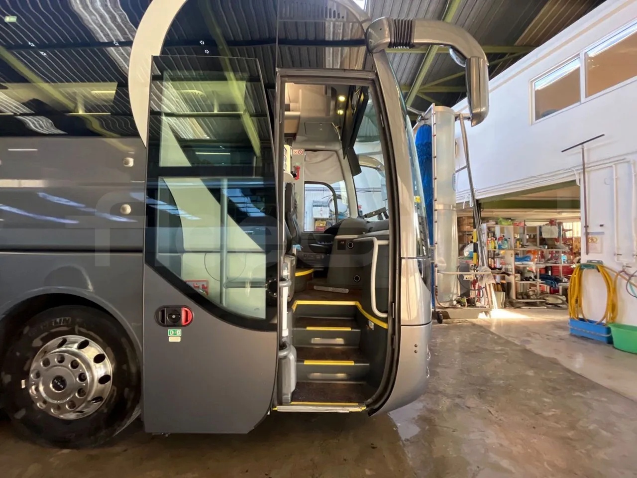 Man Lion's Coach B.2007.46.006 - Euro 6 - 324 kW - 12 mt - 3/4 right rear doors open