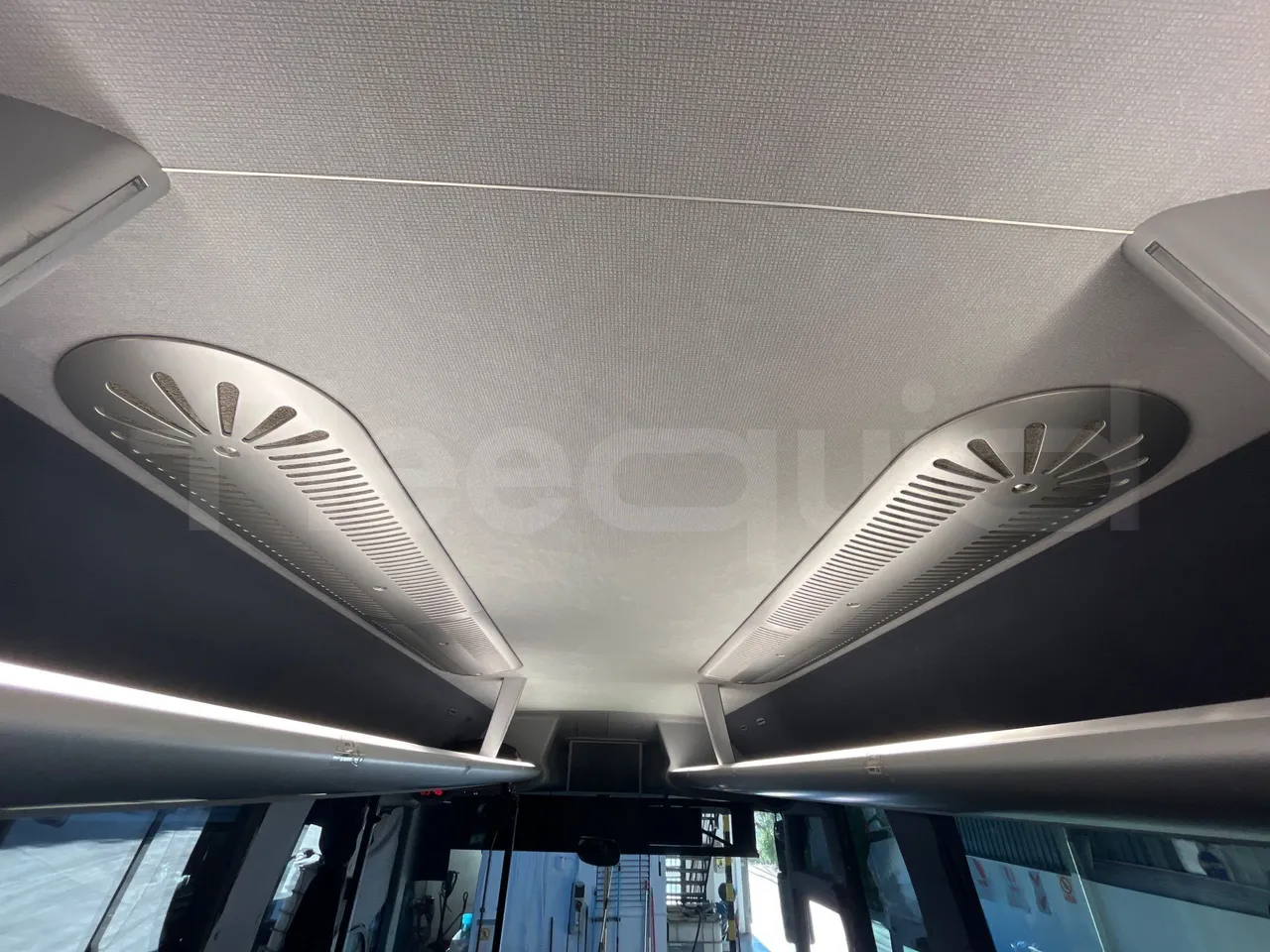 Man Lion's Coach B.2007.46.006 - Euro 6 - 324 kW - 12 mt - usb charging detail