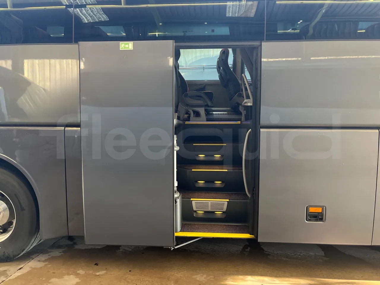 Man Lion's Coach B.2007.46.006 - Euro 6 - 324 kW - 12 mt - right side doors open