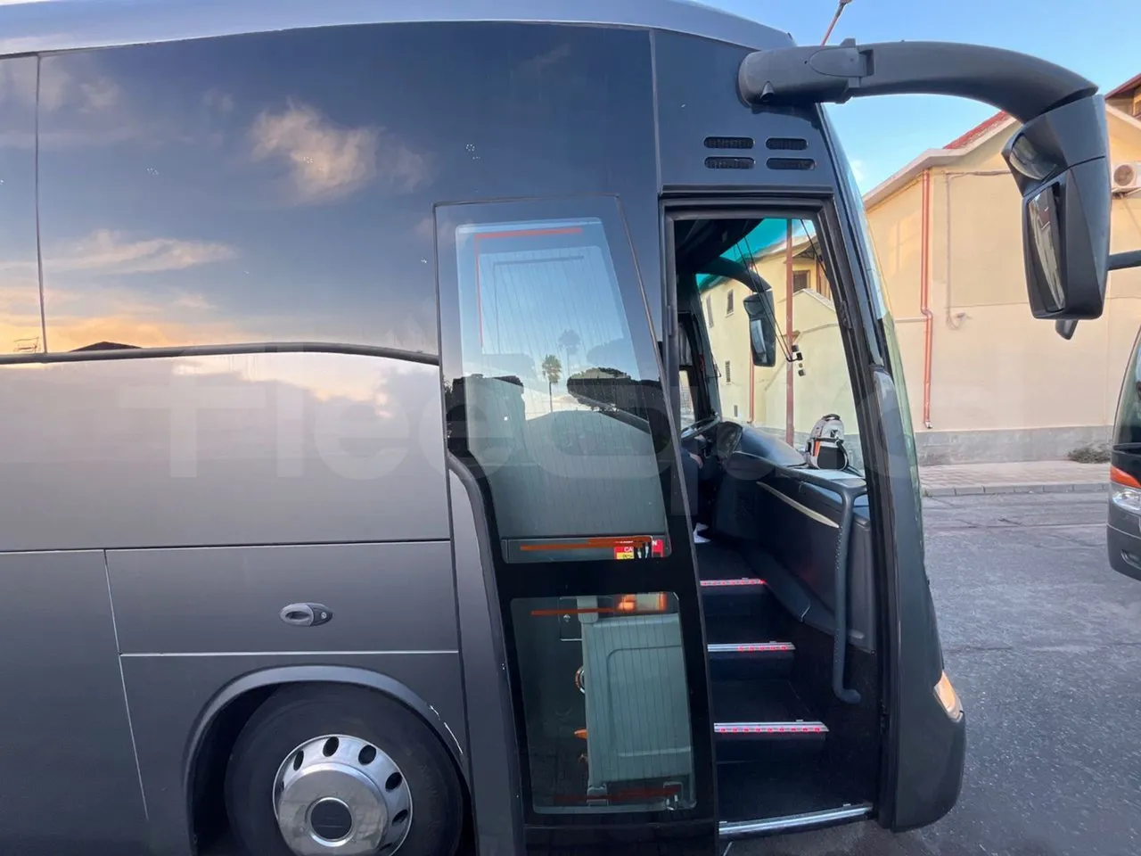 Irisbus New Domino E.12 -  Euro5 - 331kW - 12.410mt - front door 1 open