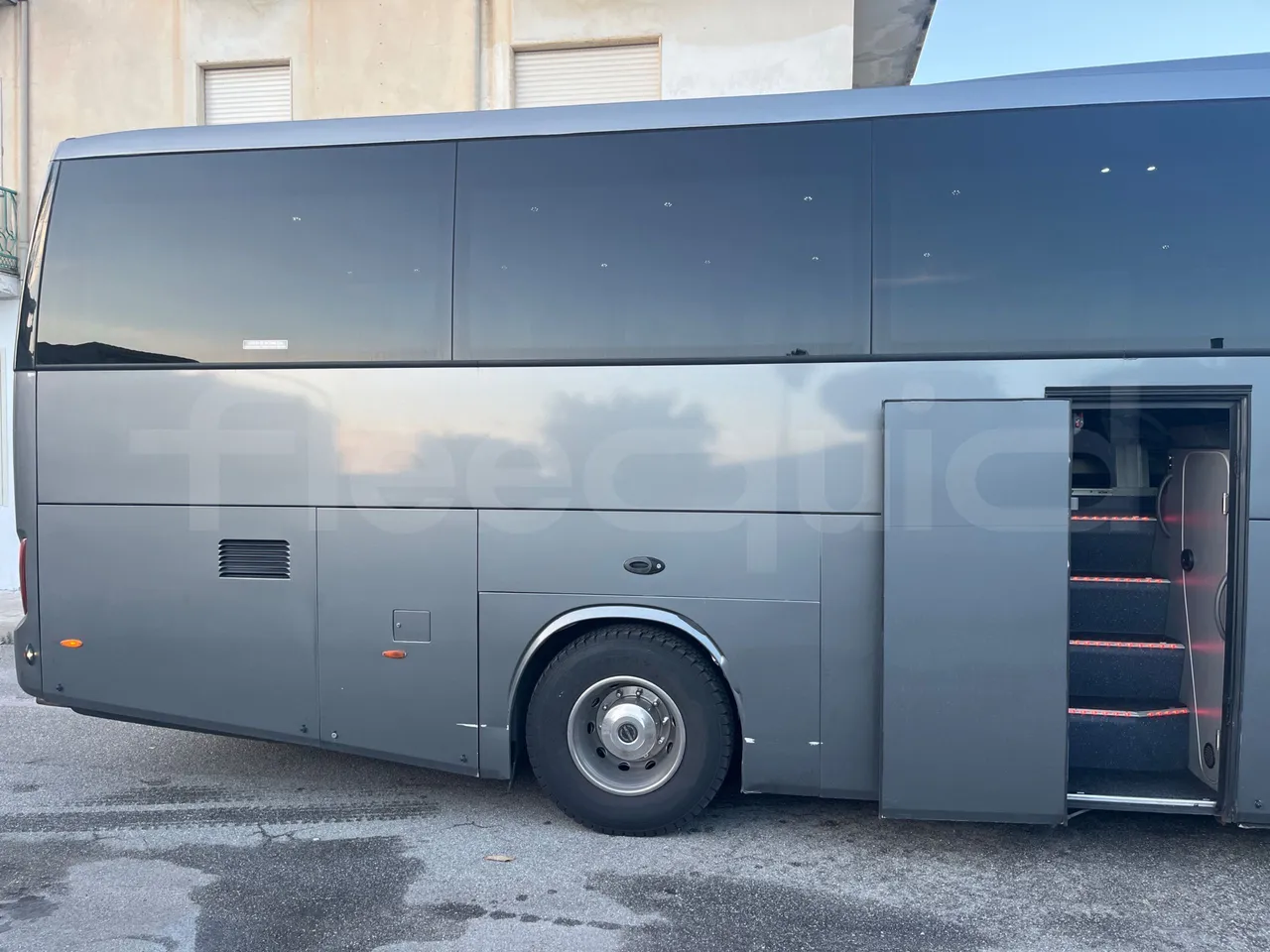 Irisbus New Domino E.12 -  Euro5 - 331kW - 12.410mt - front door 3 open