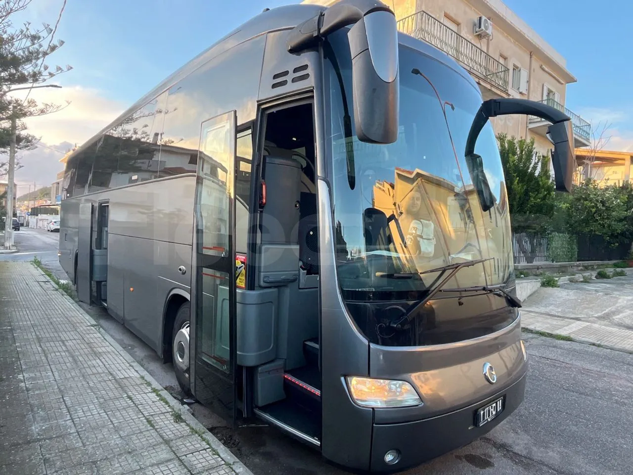 Irisbus New Domino E.12 -  Euro5 - 331kW - 12.410mt - 3/4 right front doors open