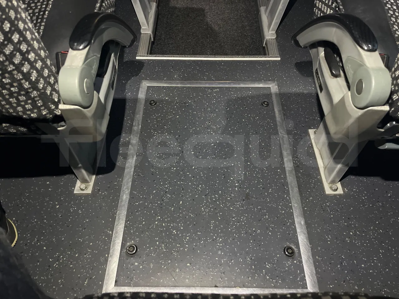 Irisbus New Domino E.12 -  Euro5 - 331kW - 12.410mt - floor hatches photo