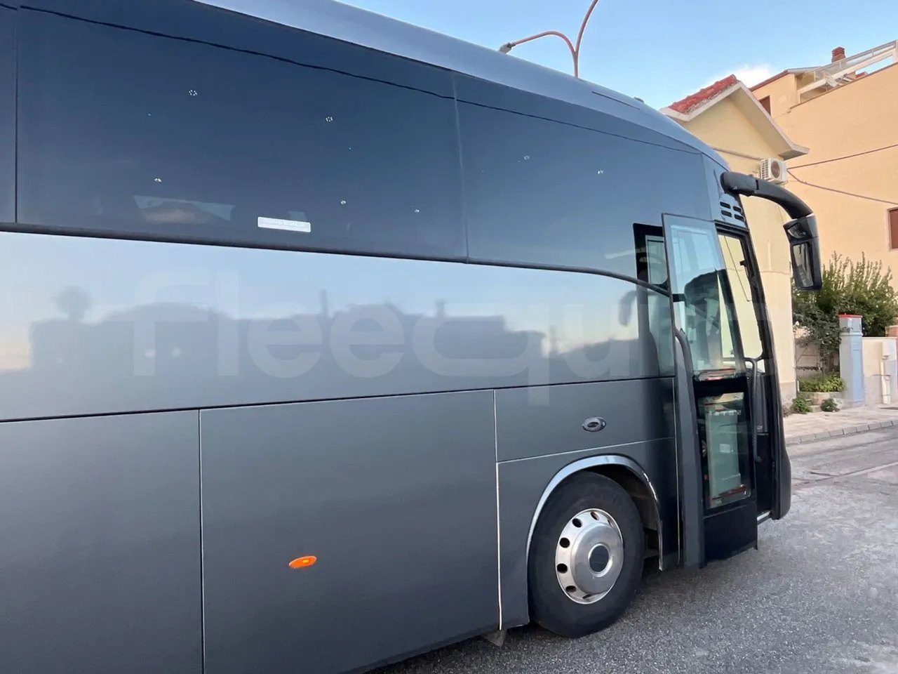 Irisbus New Domino E.12 -  Euro5 - 331kW - 12.410mt - platform open photo
