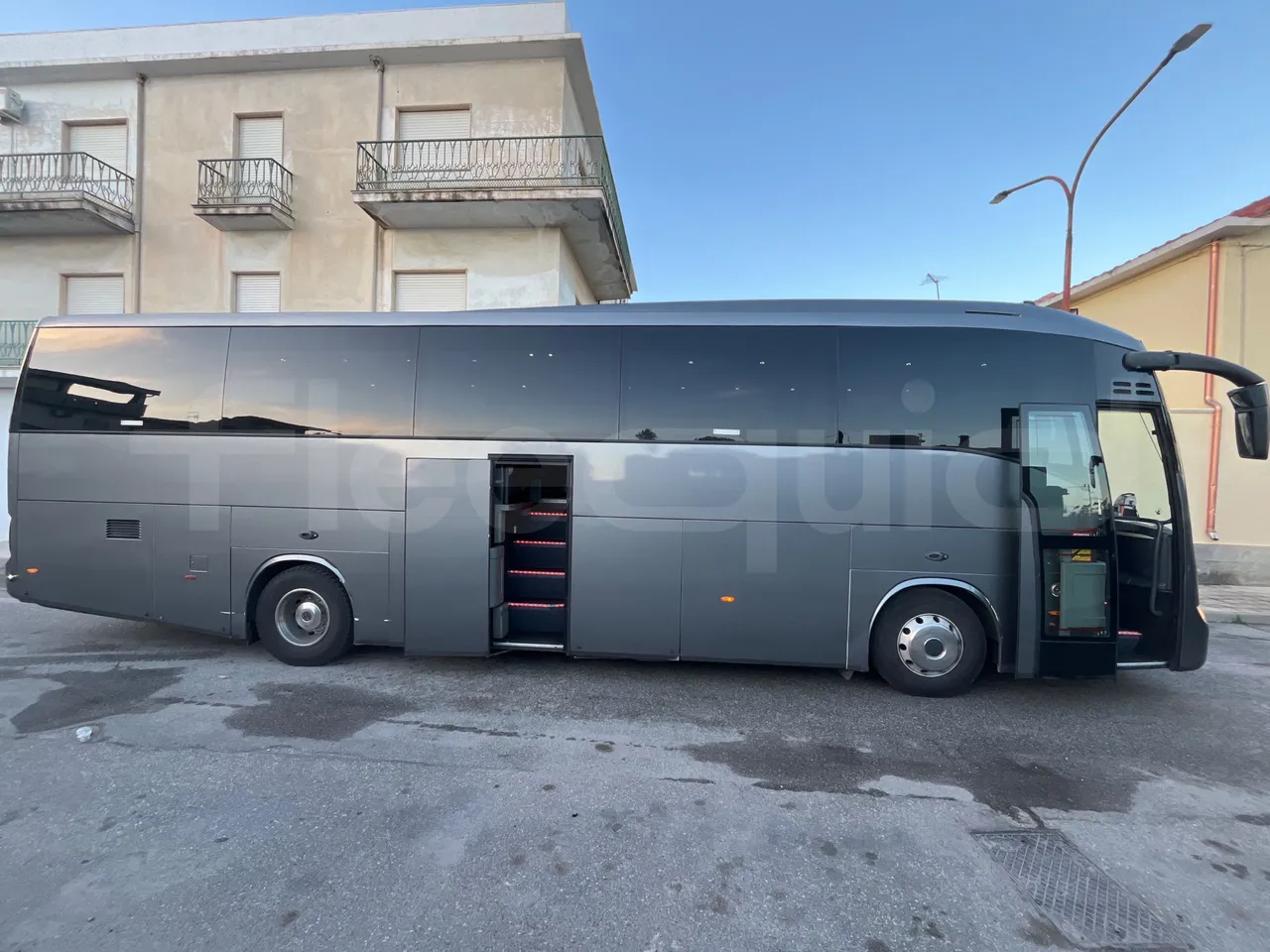 Irisbus New Domino E.12 -  Euro5 - 331kW - 12.410mt - right side doors open