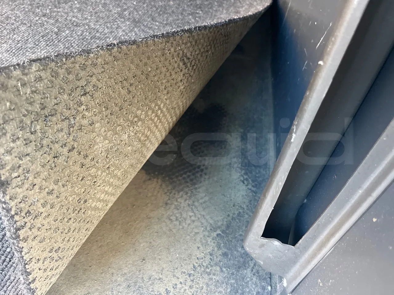 Irisbus New Domino E.12 -  Euro5 - 331kW - 12.410mt - under carpet photo