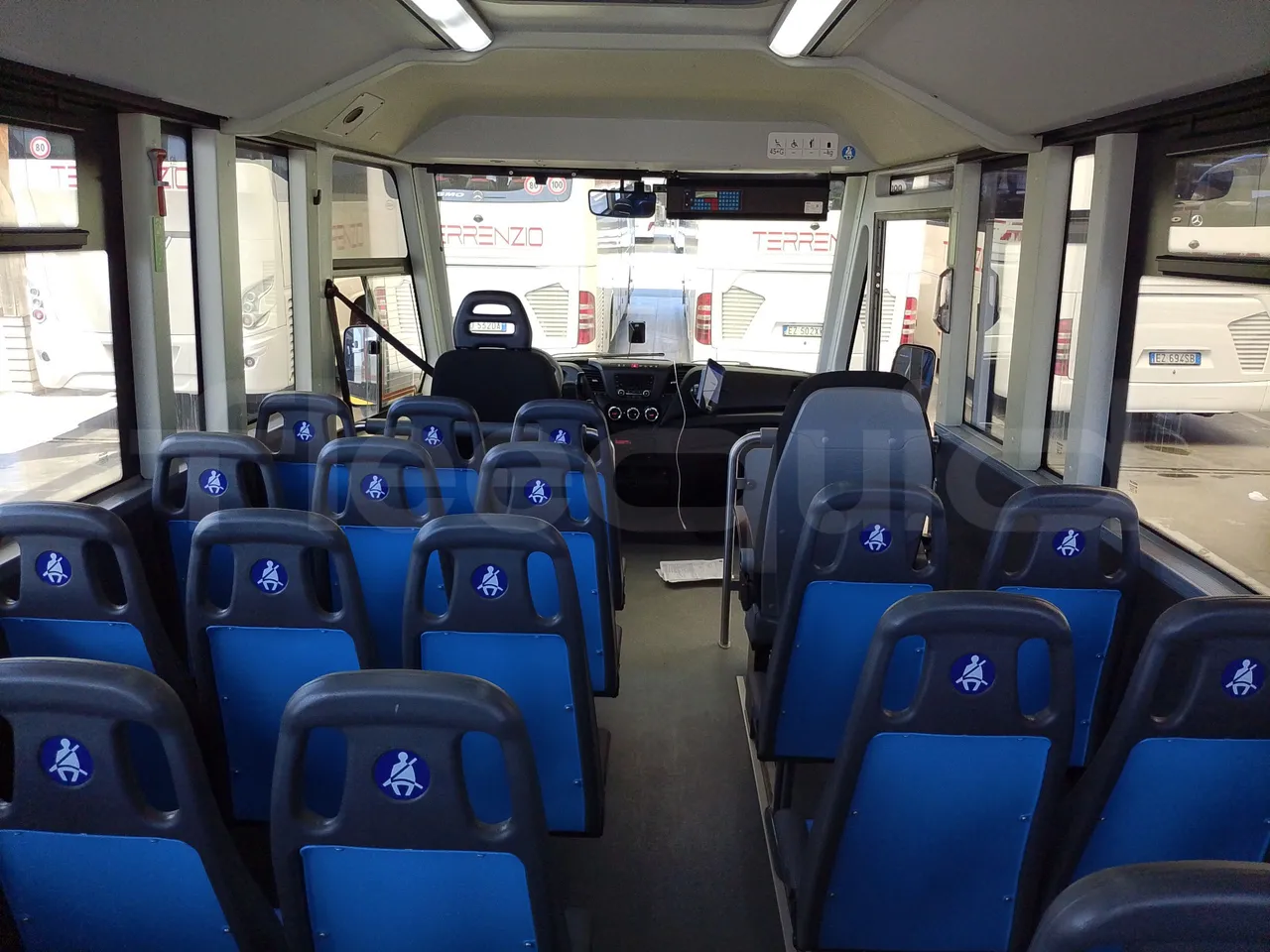 Iveco Indcar WGIVMY11 MOBI SCUOLABUS - EUR6 - 100Kw - 8,592m - forward view middle aisle