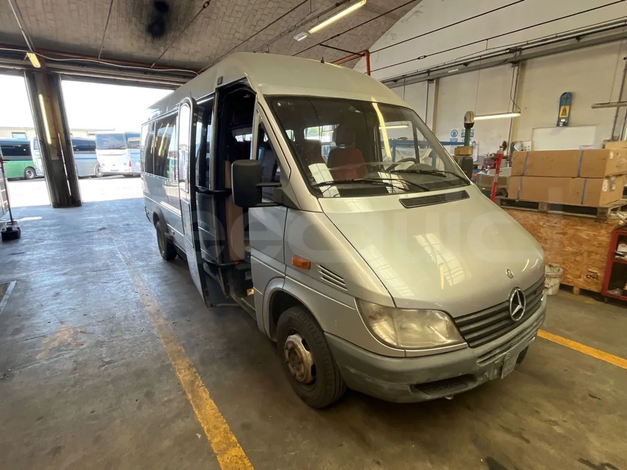 Mercedes-Benz Sprinter 416CD - EUR3 - 115kW - 6.595m - 3/4 right front doors open