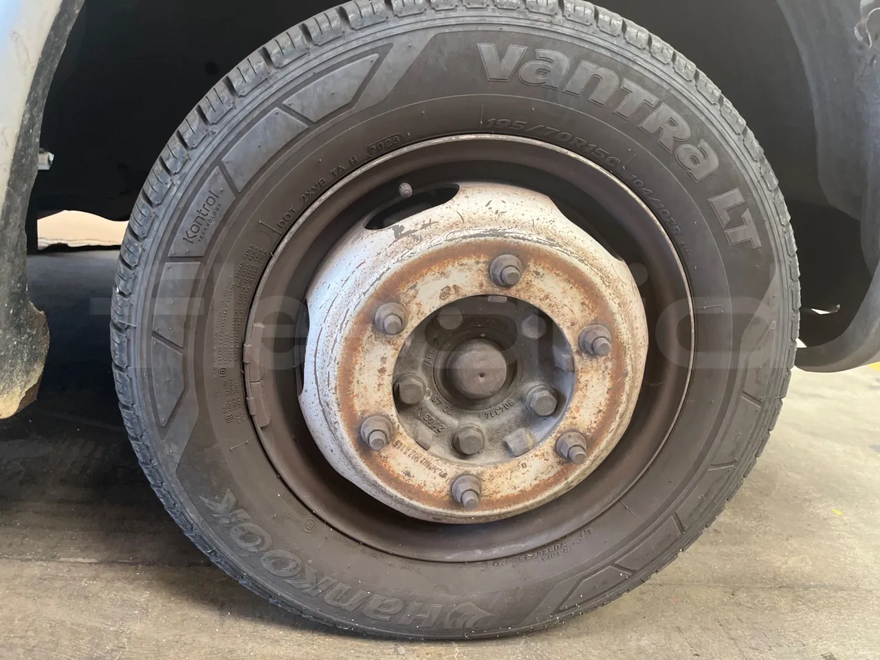 Mercedes-Benz Sprinter 416CD - EUR3 - 115kW - 6.595m - front left tire measurements
