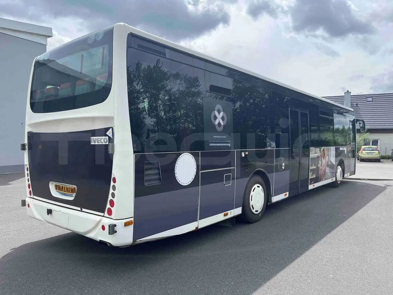 Iveco Crossway - 3/4 right rear doors closed