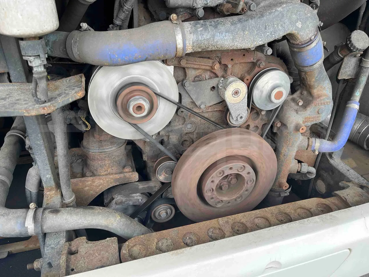 Iveco Crossway - air conditioning compressor