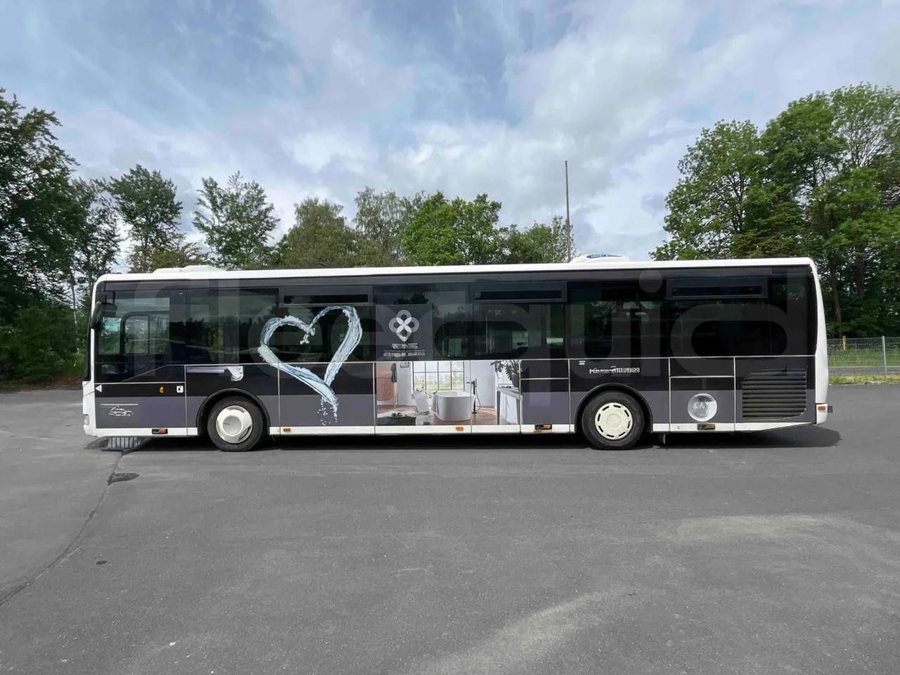 Iveco Crossway - left side photo