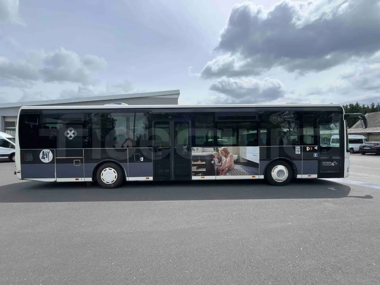 Iveco Crossway - right side doors closed