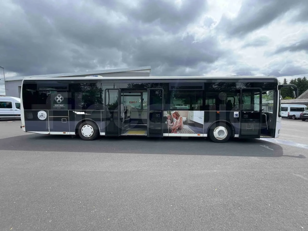 Iveco Crossway - right side doors open