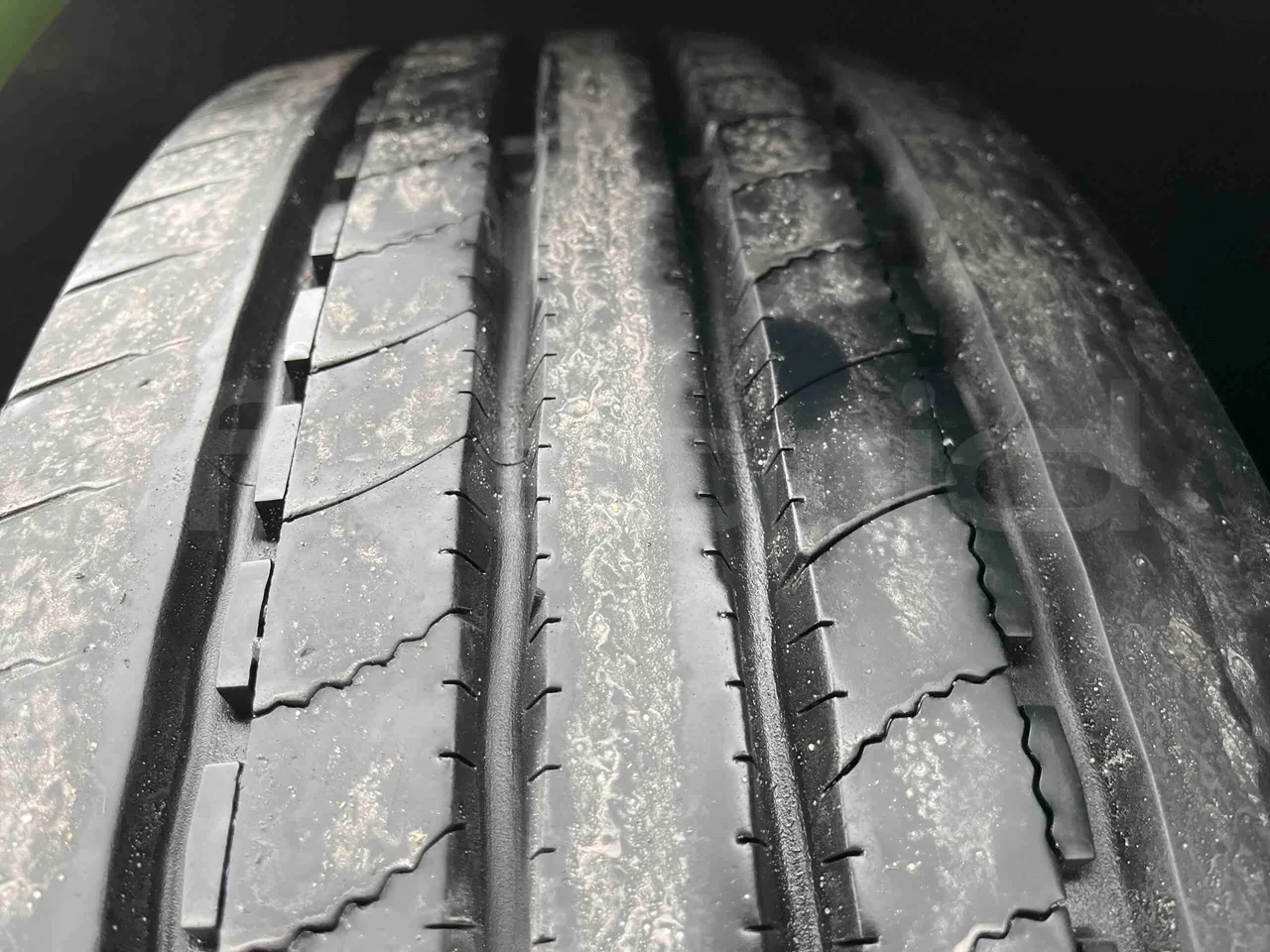 Van Hool Acron T917 - EUR5 - 340kW -  13.200m - tread condition front tires right