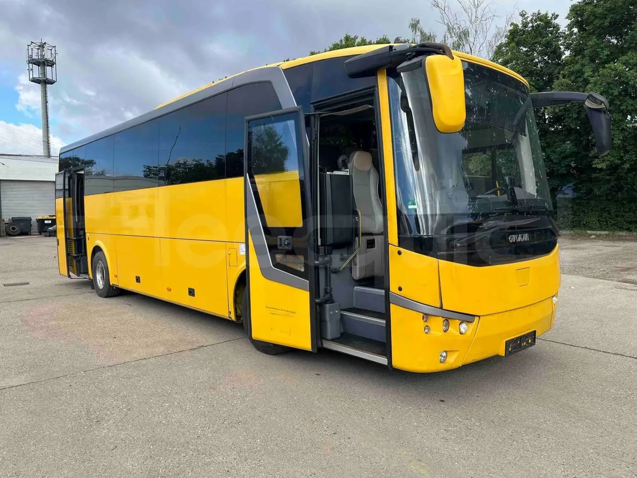 Otokar Vectio - 3/4 Front Right Side Doors Open