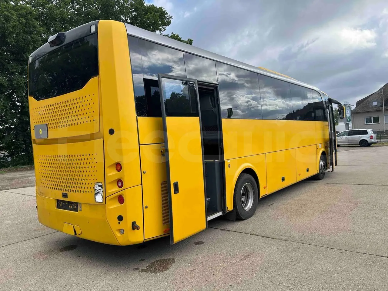 Otokar Vectio - 3/4 Rear Right Side Doors Open