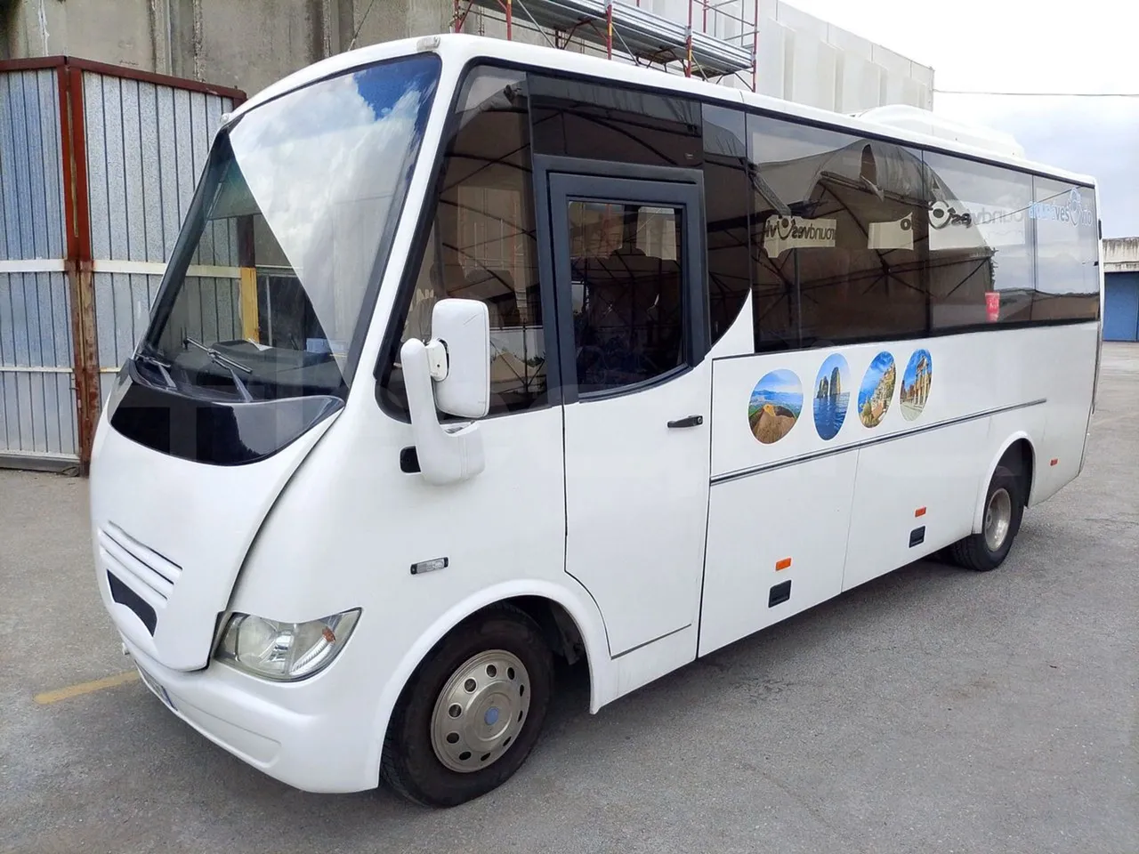 Iveco Eclipse 65C15-70/ Euro 3 - 107Kw - 6,950Mt - 3/4 front left (mandatory for bus to scrap)
