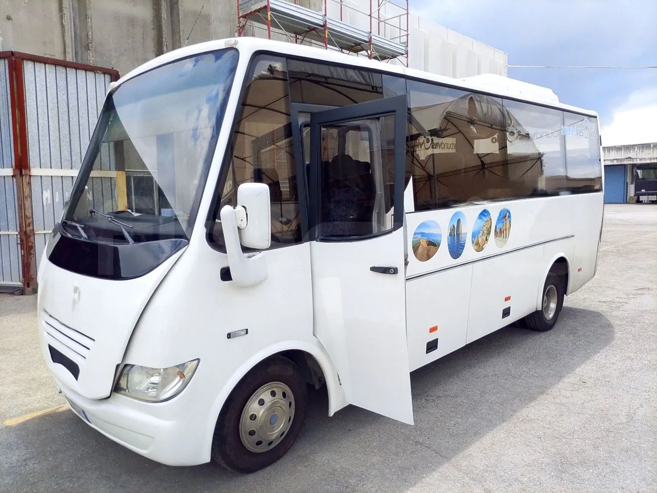 Iveco Eclipse 65C15-70/ Euro 3 - 107Kw - 6,950Mt - 3/4 right front doors open