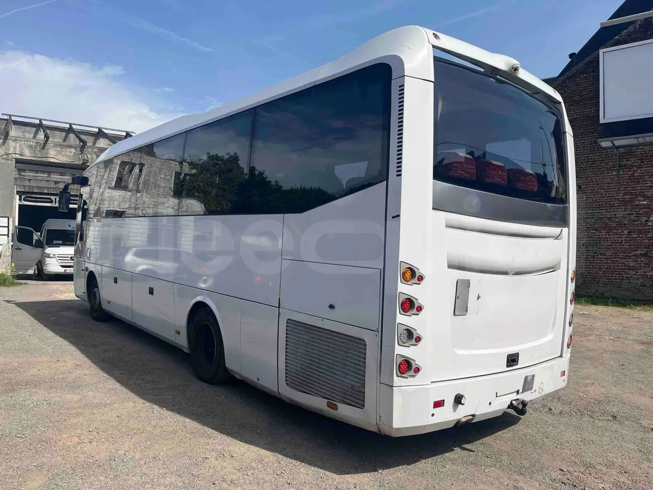 Isuzu Visigo - 3/4 left rear side