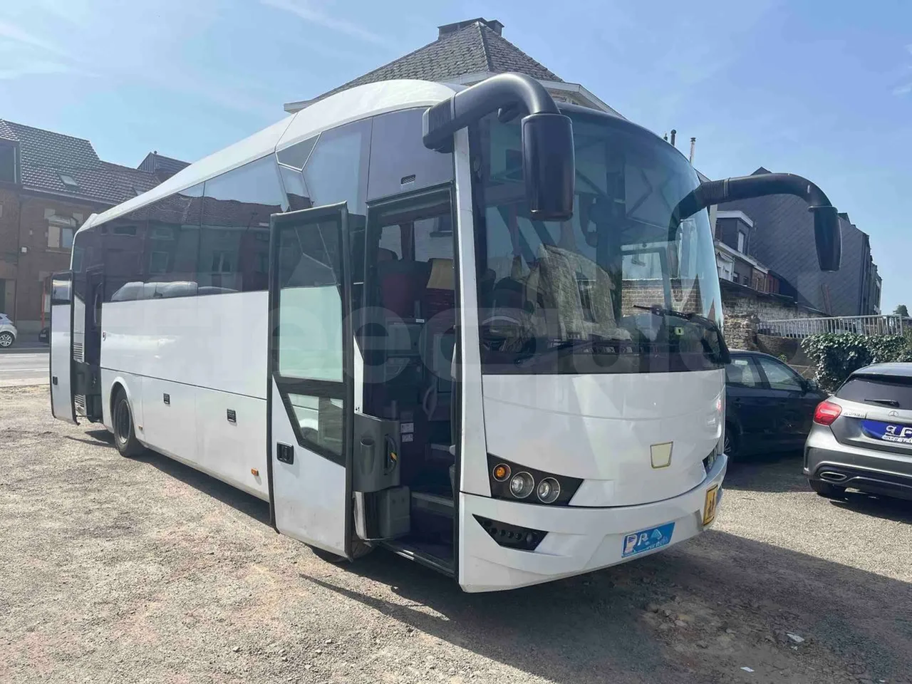 Isuzu Visigo - 3/4 right front doors open