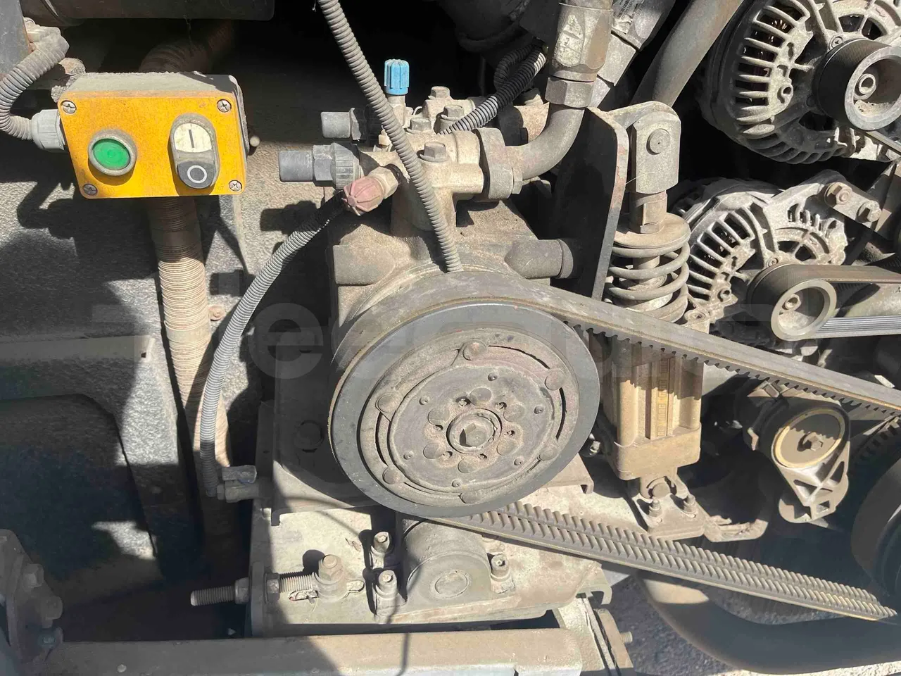 Isuzu Visigo - air conditioning compressor