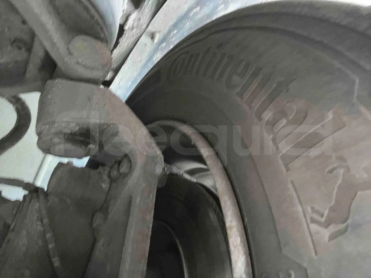 Isuzu Visigo - front brake calipers right