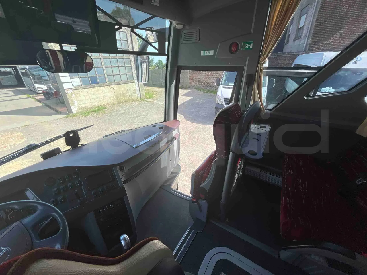 Isuzu Visigo - handrails photo