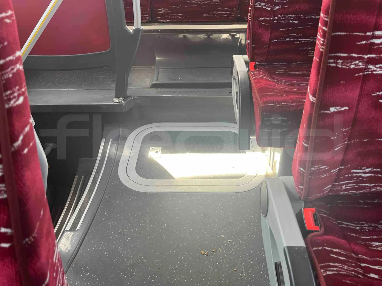 Isuzu Visigo - floor hatches photo