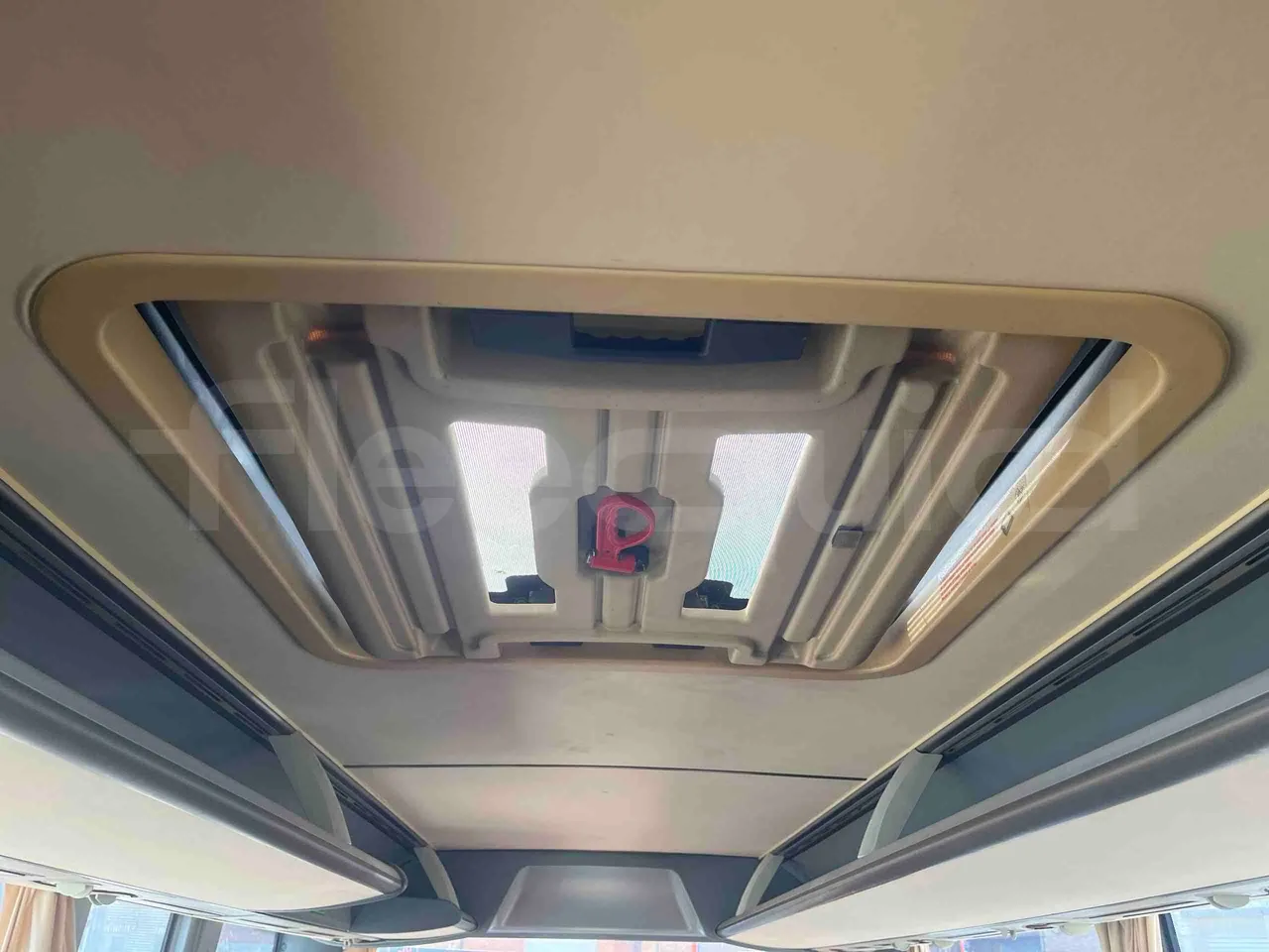 Isuzu Visigo - roof hatch 1