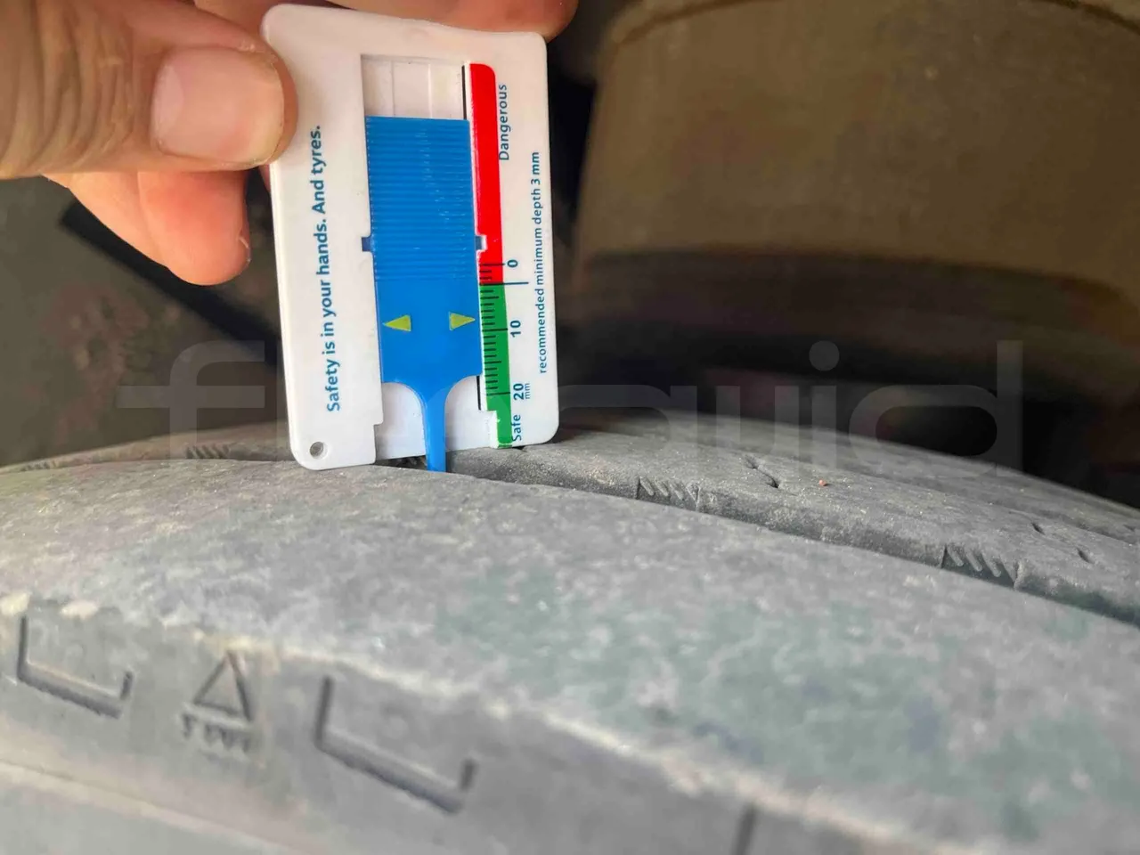 Isuzu Visigo - tread condition second axle tires left