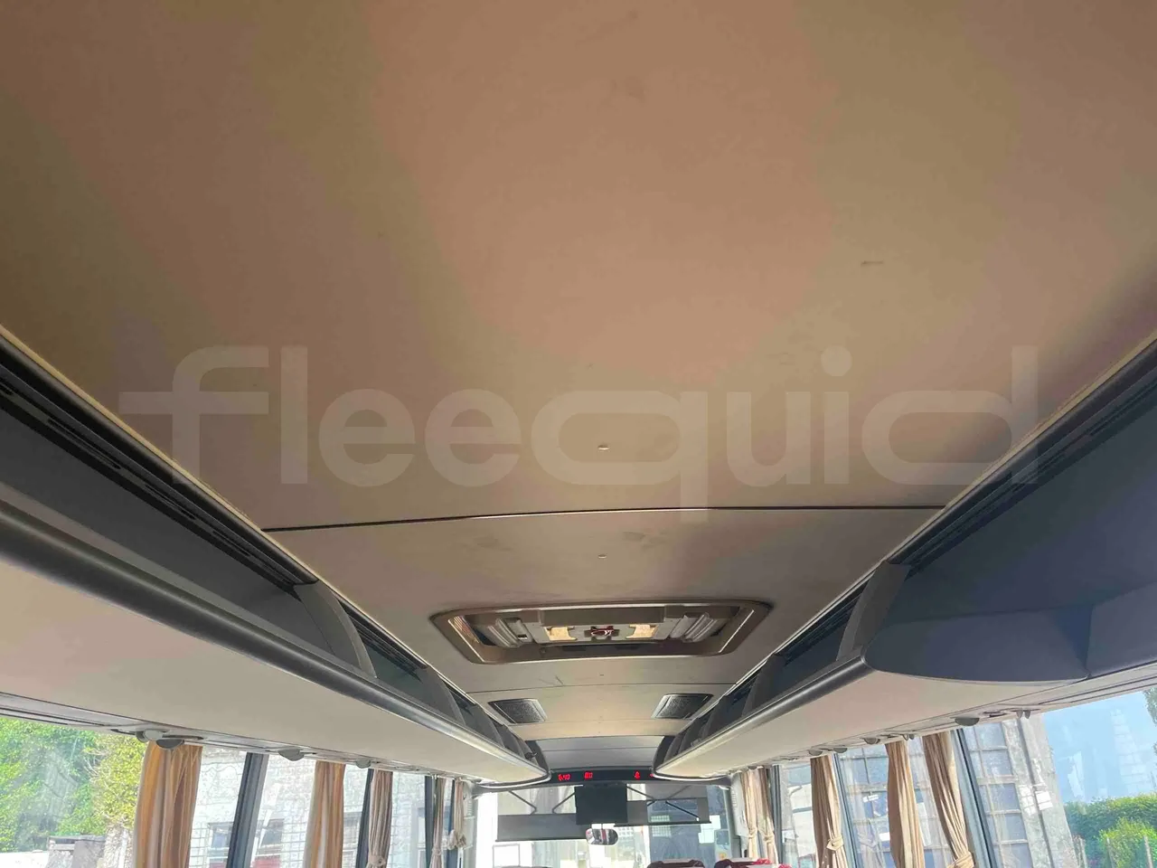 Isuzu Visigo - overhead compartments photo