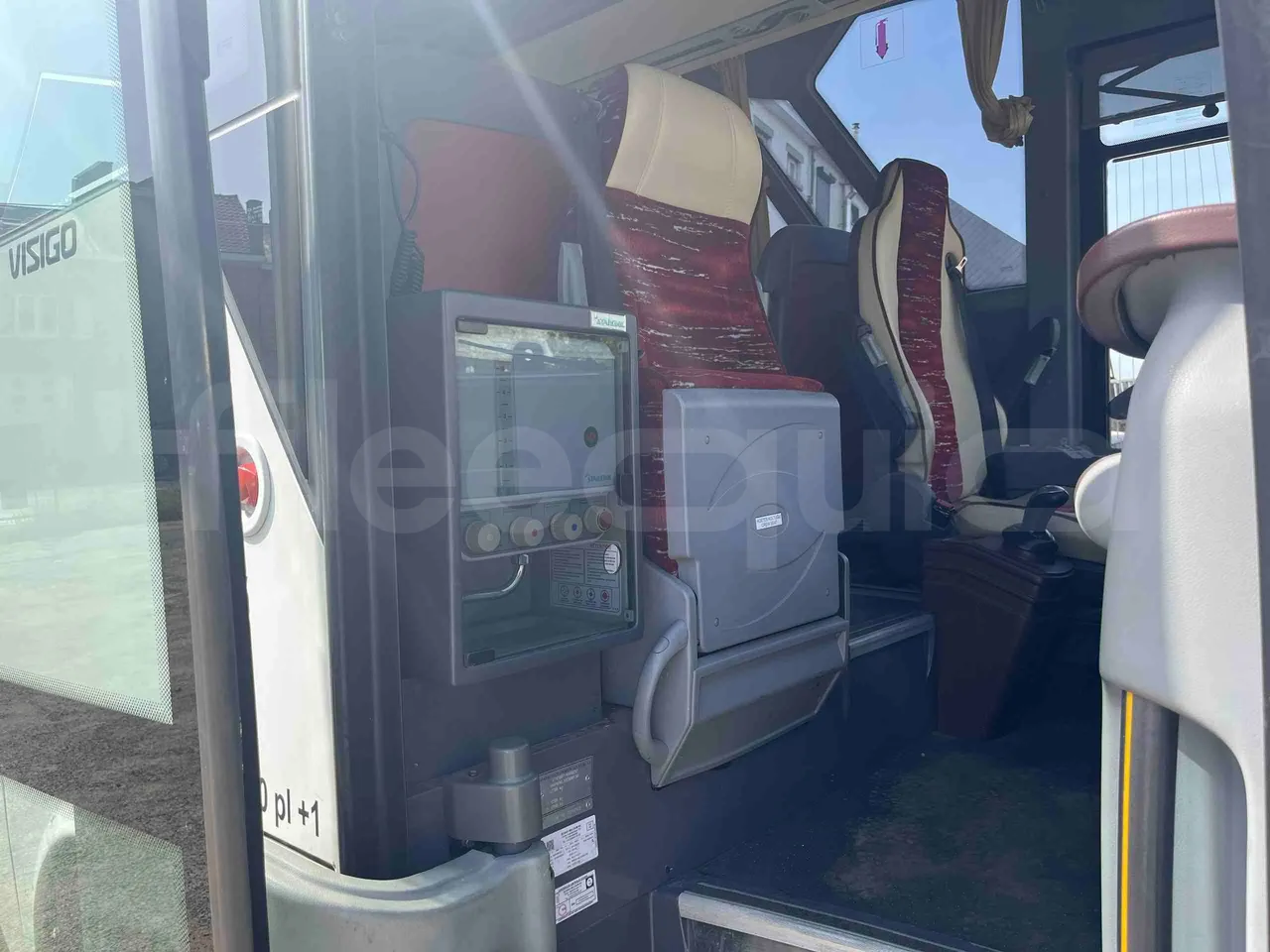 Isuzu Visigo - hostess seat photo