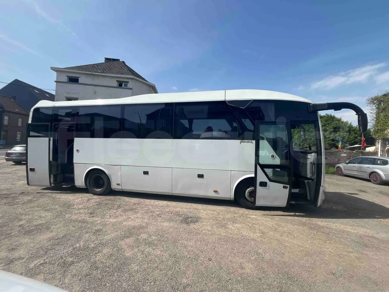 Isuzu Visigo - right side doors open