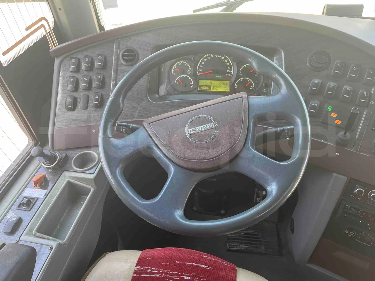 Isuzu Visigo - steering wheel photo