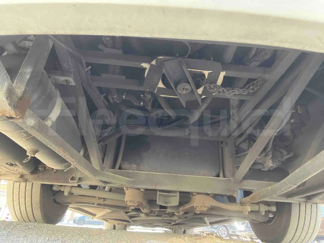 Isuzu Visigo - front axle central