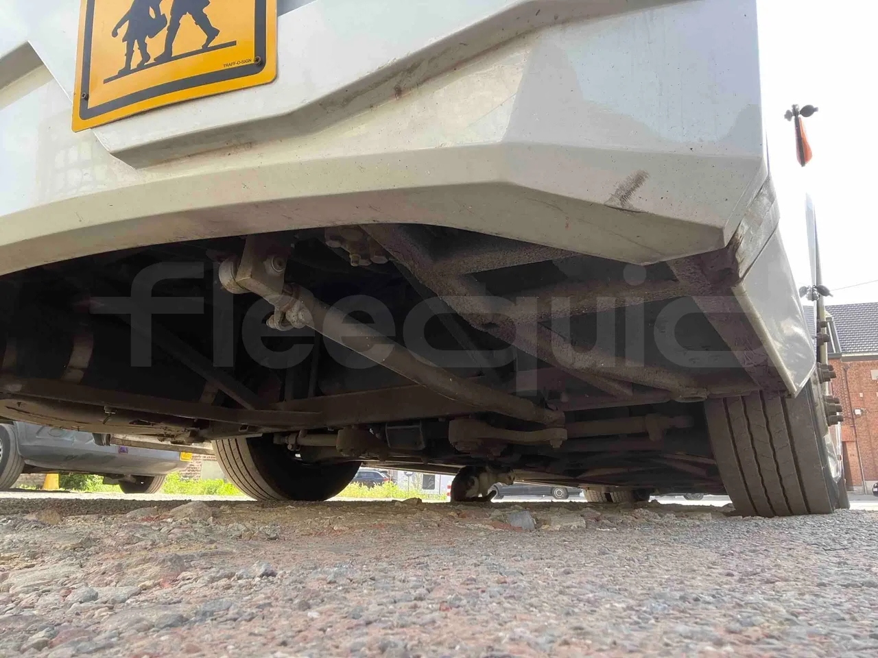 Isuzu Visigo - front axle left side