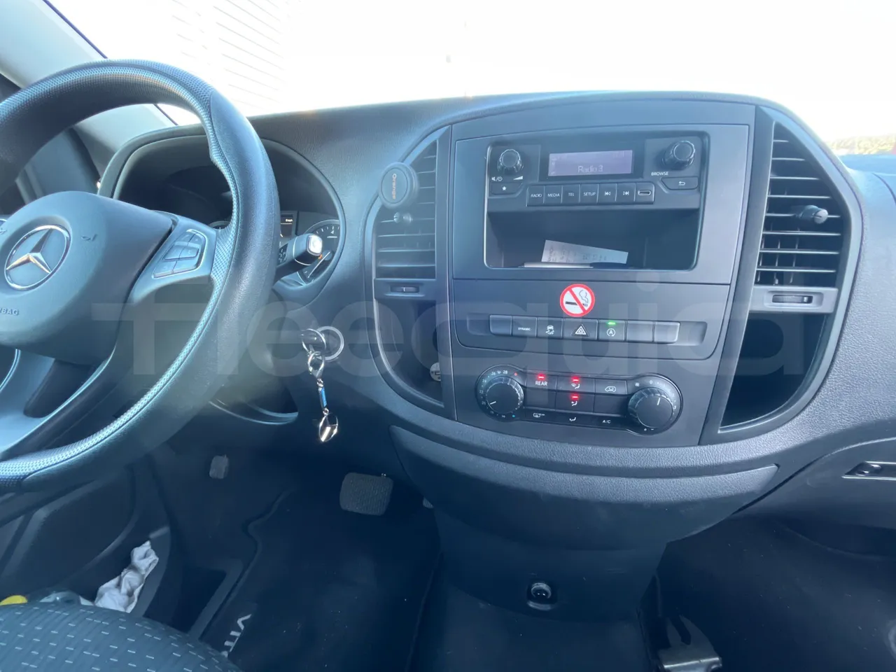 Mercedes-Benz Vito Tourer 639/2 116 CDI - Euro 6 - 120 kW - 5.140 mt - steering wheel photo