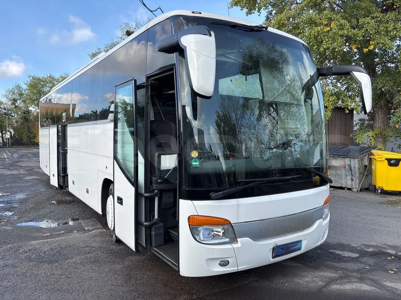 Setra S415 HD - EUR5 - 315kW - 12.2m - 3/4 right front doors open